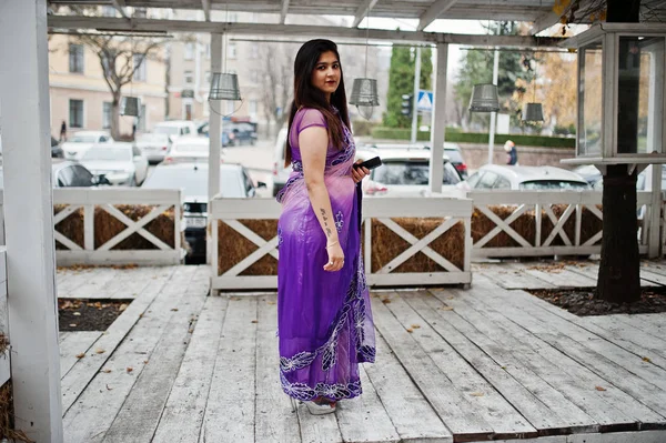 Geleneksel violet saree Hint hindu kıza karşı ahşap teras Street poz verdi.