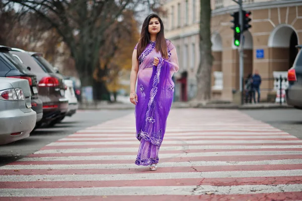 横断歩道を歩いて 通りでもたらされる伝統的なバイオレット サリーでインドのヒンドゥー教の女の子 — ストック写真
