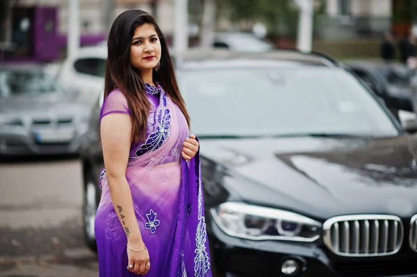Geleneksel Violet Saree Hint Hindu Kıza Street Siyah Suv Araba — Stok fotoğraf
