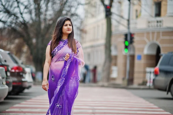 印度印度女孩在传统的紫罗兰色萨里摆在街上 走在人行横道 — 图库照片