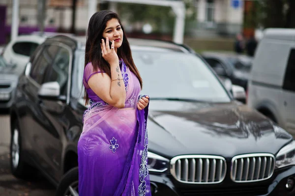 Индийская Индуистка Традиционном Фиолетовом Сари Позировала Улице Против Черного Внедорожника — стоковое фото