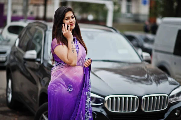 India Hindú Chica Tradicional Violeta Saree Posado Calle Contra Negro — Foto de Stock