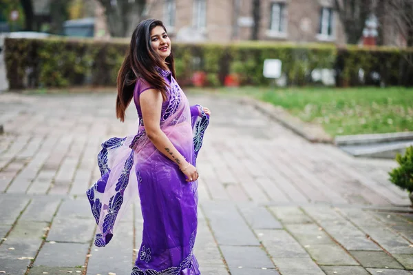 India Hindú Chica Tradicional Violeta Saree Posado Otoño Calle —  Fotos de Stock