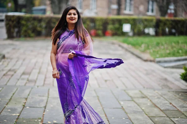 Menina Hindu Indiana Saree Violeta Tradicional Posou Rua Outono — Fotografia de Stock