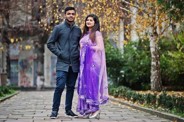Stilvolles Indisches Hindu Paar Posierte Auf Der Straße — Stockfoto