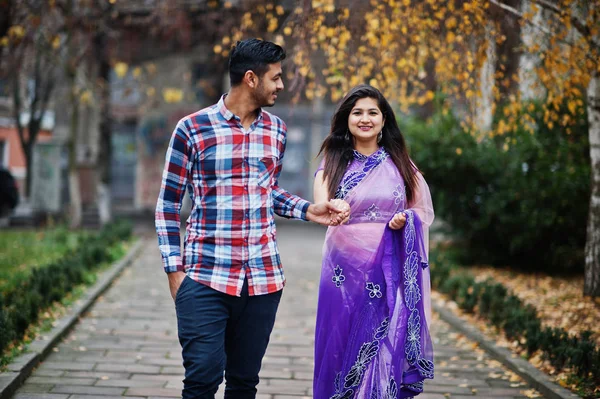 时尚的印度印度印度夫妇摆在街头 — 图库照片