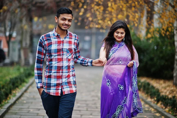 Elegante Indiana Casal Hindu Posou Rua — Fotografia de Stock