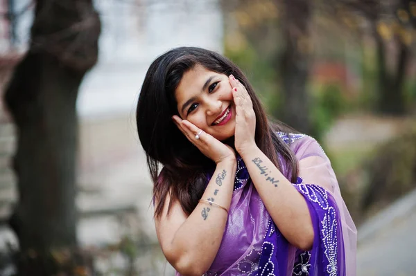 Geleneksel violet saree Sokağı'nda yarattığı Hint hindu kız portresi kapatın.