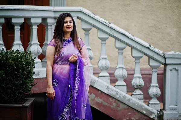 Indiska Hinduiska Flicka Traditionella Violett Saree Poserade Street — Stockfoto
