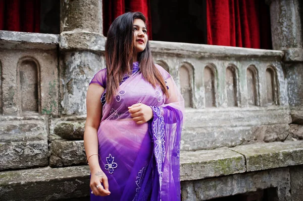 Indické Hinduistické Dívky Tradiční Fialové Sárí Představují Ulici Proti Starý — Stock fotografie