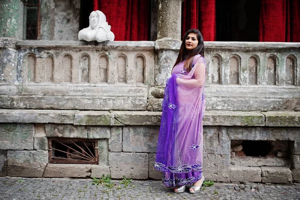 India Hindú Chica Tradicional Violeta Saree Posado Calle Contra Vieja —  Fotos de Stock