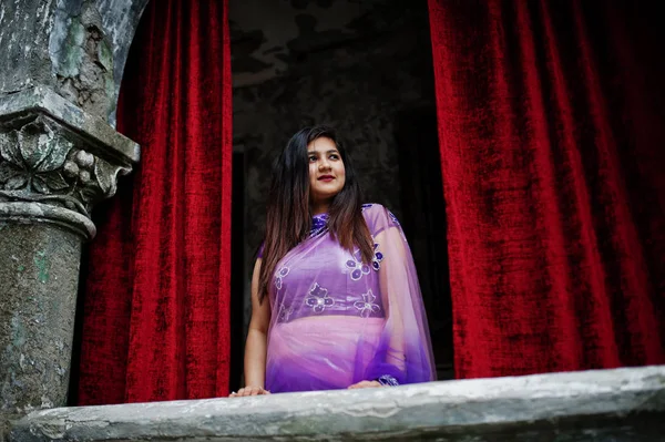 Indian Hindu Girl Traditional Violet Saree Posed Street Old House — Stock Photo, Image