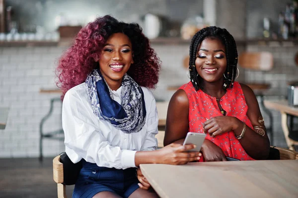 Atraente Afro Americano Duas Meninas Amigas Sentadas Mesa Café Fazendo — Fotografia de Stock