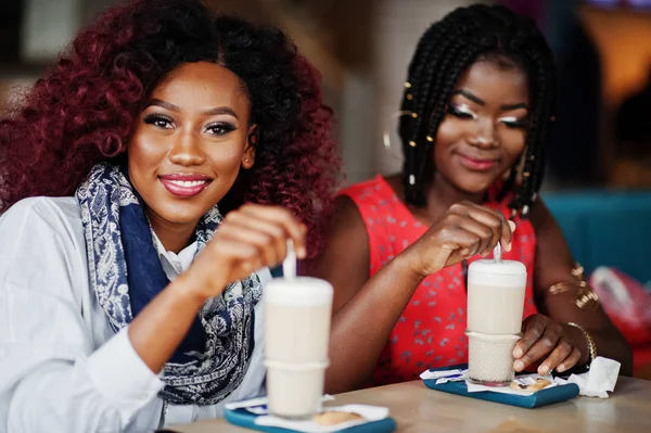 Atractivo Afroamericano Dos Amigas Niñas Sentadas Mesa Cafetería Con Café — Foto de Stock