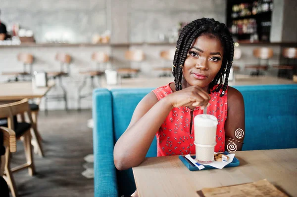 Atractiva Mujer Afroamericana Sentada Mesa Cafetería Con Café Con Leche — Foto de Stock