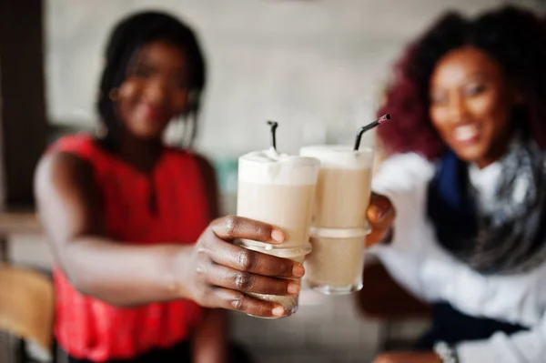 Atraente Afro Americano Duas Meninas Amigas Sentadas Cadeiras Contra Bar — Fotografia de Stock