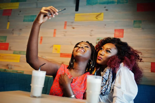 Atraente Afro Americano Duas Meninas Amigas Sentadas Café Com Latte — Fotografia de Stock
