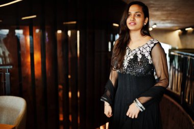 Restoranda poz siyah sari giysili güzel Hintli kız. 