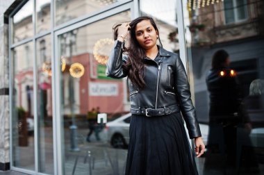 Çok Hintli kız siyah sari elbise ve deri ceket Street açık poz.