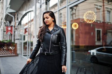 Çok Hintli kız siyah sari elbise ve deri ceket Street açık poz.