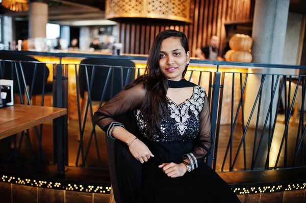 Досить Індійська Дівчина Чорній Сукні Сарі Позуючи Ресторані Сидить Стільці — стокове фото
