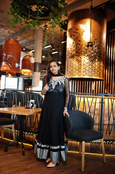 Restoranda poz siyah sari giysili güzel Hintli kız. 
