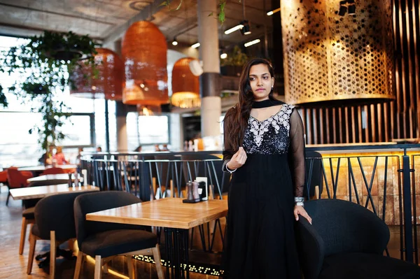 Досить Індійська Дівчина Чорній Сукні Сарі Позують Ресторані — стокове фото