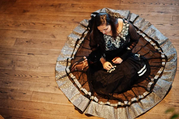 Dość Indian Dziewczyna Czarnym Sari Sukienka Stwarzane Restauracji Góry — Zdjęcie stockowe