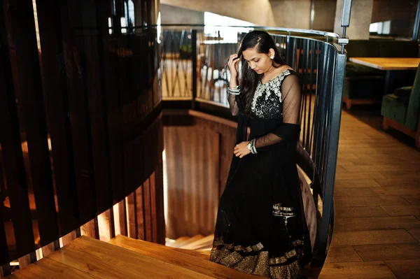 Vrij Indiase Meisje Zwarte Saree Jurk Gesteld Restaurant — Stockfoto