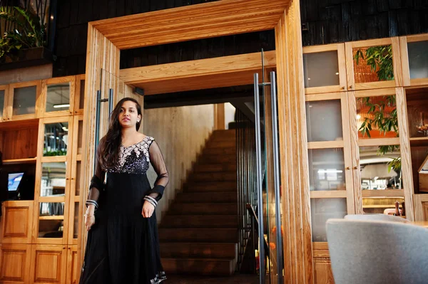 Restoranda poz siyah sari giysili güzel Hintli kız. 