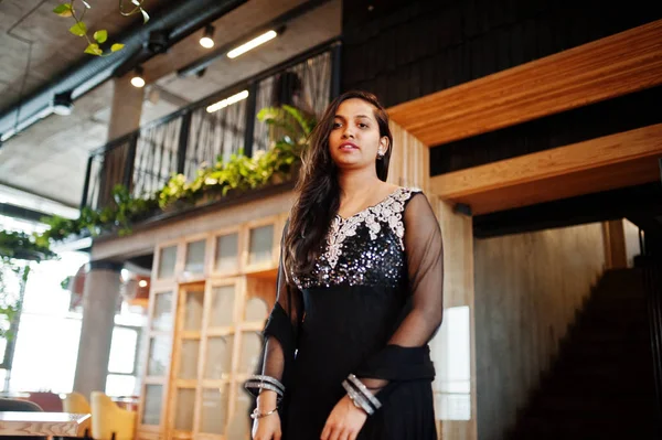 Досить Індійська Дівчина Чорній Сукні Сарі Позують Ресторані — стокове фото