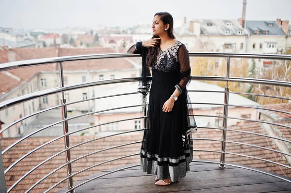 Jolie Fille Indienne Robe Noire Saree Posée Balkony — Photo