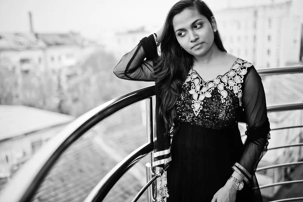 Гарненька Індійська Дівчина Чорній Сукні Сарі Позують Бароко — стокове фото