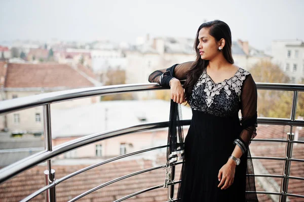 Krásná Indická Dívka Černém Sari Šaty Představují Balkoně — Stock fotografie