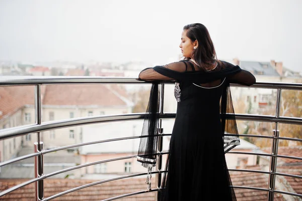 Hübsches Indisches Mädchen Schwarzen Sararekleid Posierte Auf Dem Balkon — Stockfoto