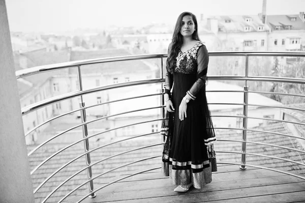 Красивая Индийская Девушка Черном Платье Сари Позирующая Балконе — стоковое фото