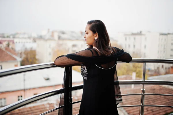 Hübsches Indisches Mädchen Schwarzen Sararekleid Posierte Auf Dem Balkon — Stockfoto