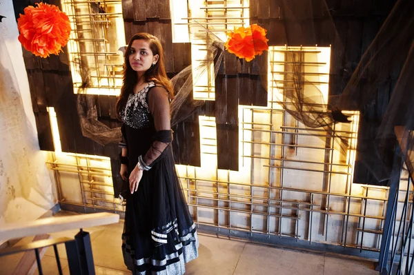 Csinos Indiai Lány Ruha Fekete Saree Jelentett Étteremben — Stock Fotó