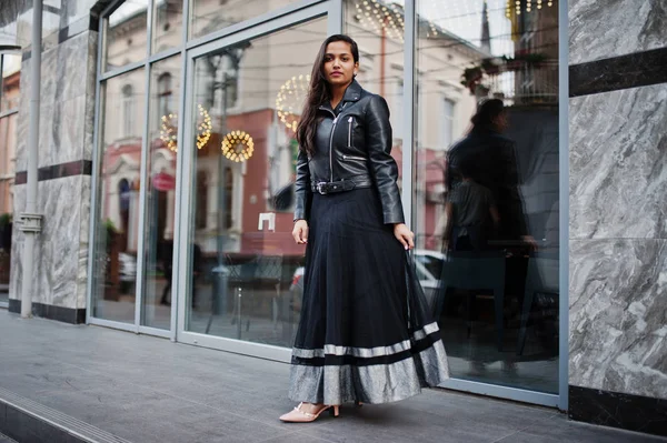 Çok Hintli kız siyah sari elbise ve deri ceket Street açık poz.