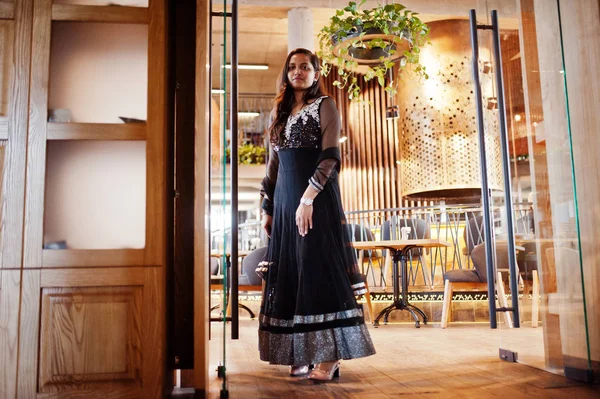 レストランで提起された黒サリー ドレスはかなりインドの少女 — ストック写真