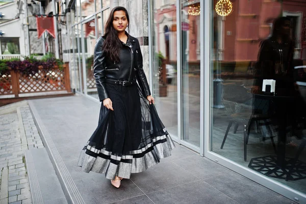 Hübsches Indisches Mädchen Schwarzem Sararekleid Und Lederjacke Posierte Draußen Auf — Stockfoto