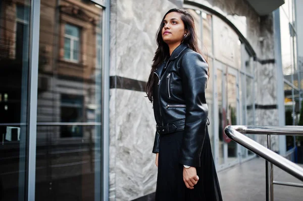 Çok Hintli kız siyah sari elbise ve deri ceket Street açık poz.