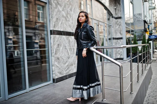 かなりインドの少女黒サリー ドレスと革ジャケットを街で屋外提起 — ストック写真