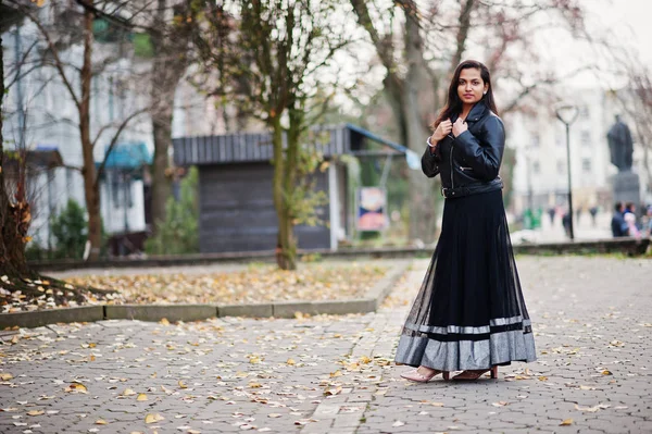 Krásná Indická Dívka Černé Sari Šaty Koženou Bundu Představují Venkovní — Stock fotografie