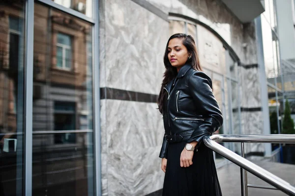 Çok Hintli kız siyah sari elbise ve deri ceket Street açık poz.