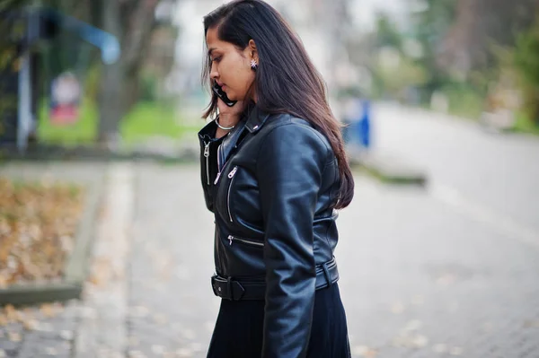 Pretty Indian Girl Black Saree Dress Leather Jacket Posed Outdoor — Stock Photo, Image