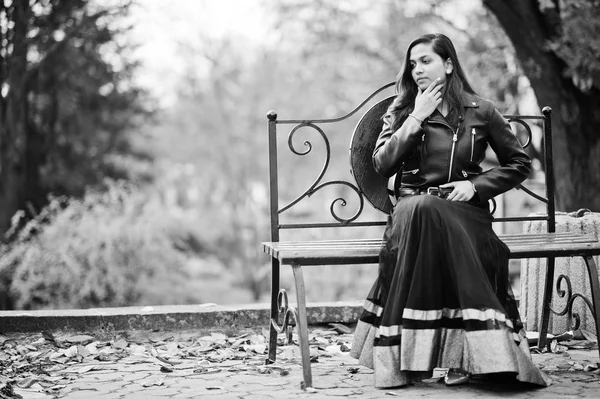 Vacker Indisk Flicka Svart Saree Klänning Och Läder Jacka Poserade — Stockfoto