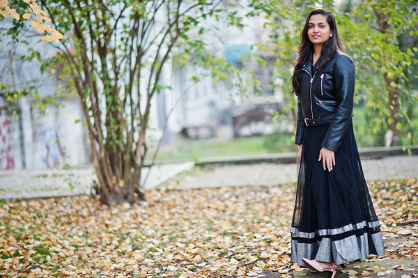 Çok Hintli kız siyah sari elbise ve deri ceket yarattığı açık sonbahar sokak.