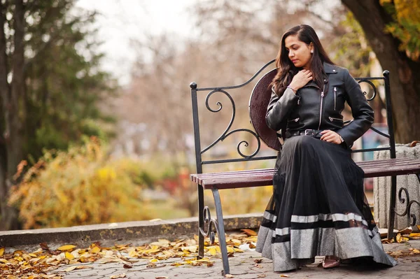 Krásná Indická Dívka Černém Sari Šaty Kožená Bunda Představují Venkovní — Stock fotografie
