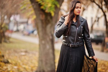 Çok Hintli kız siyah sari elbise ve deri ceket yarattığı açık sonbahar sokak.